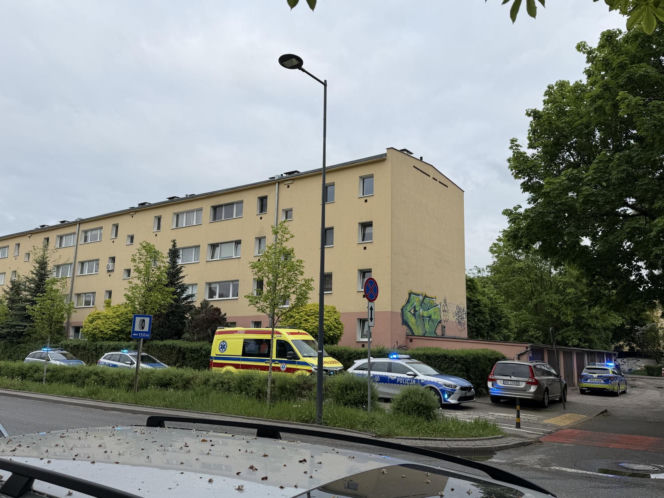 Zabarykadował się w łazience z nożem. Na warszawskiej Woli znaleziono ciało 67-letniej Ewy