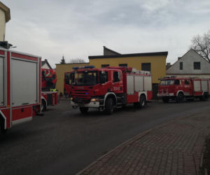 Groźny pożar w kamienicy. Z ogniem walczyło 6 zastępów straży. EWAKUOWANO mieszkańców