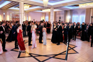 Uczniowie siedleckiej Samochodówki zatańczyli poloneza na Studniówce