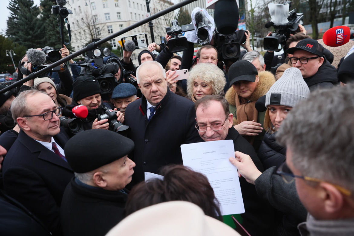 Przepychanki przed Sejmem. Wąsik i Kamiński przed zamkniętymi drzwiami 
