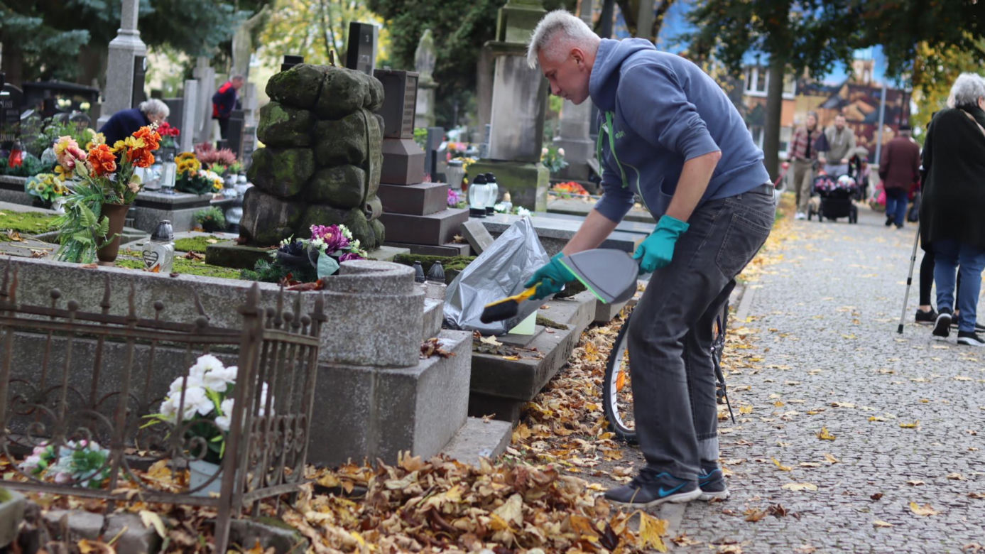 Trwają ostatnie przygotowania. Lublinianie sprzątają groby na 1 listopada