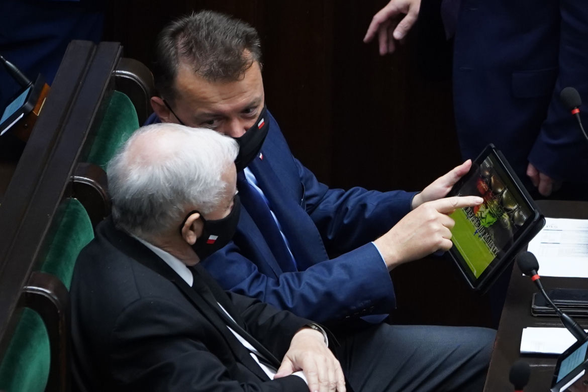 Czy ława sejmowa to odpowiednie miejsce do oglądania takich zdjęć?