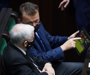 Kaczyński ogląda na tablecie oprawę Legii