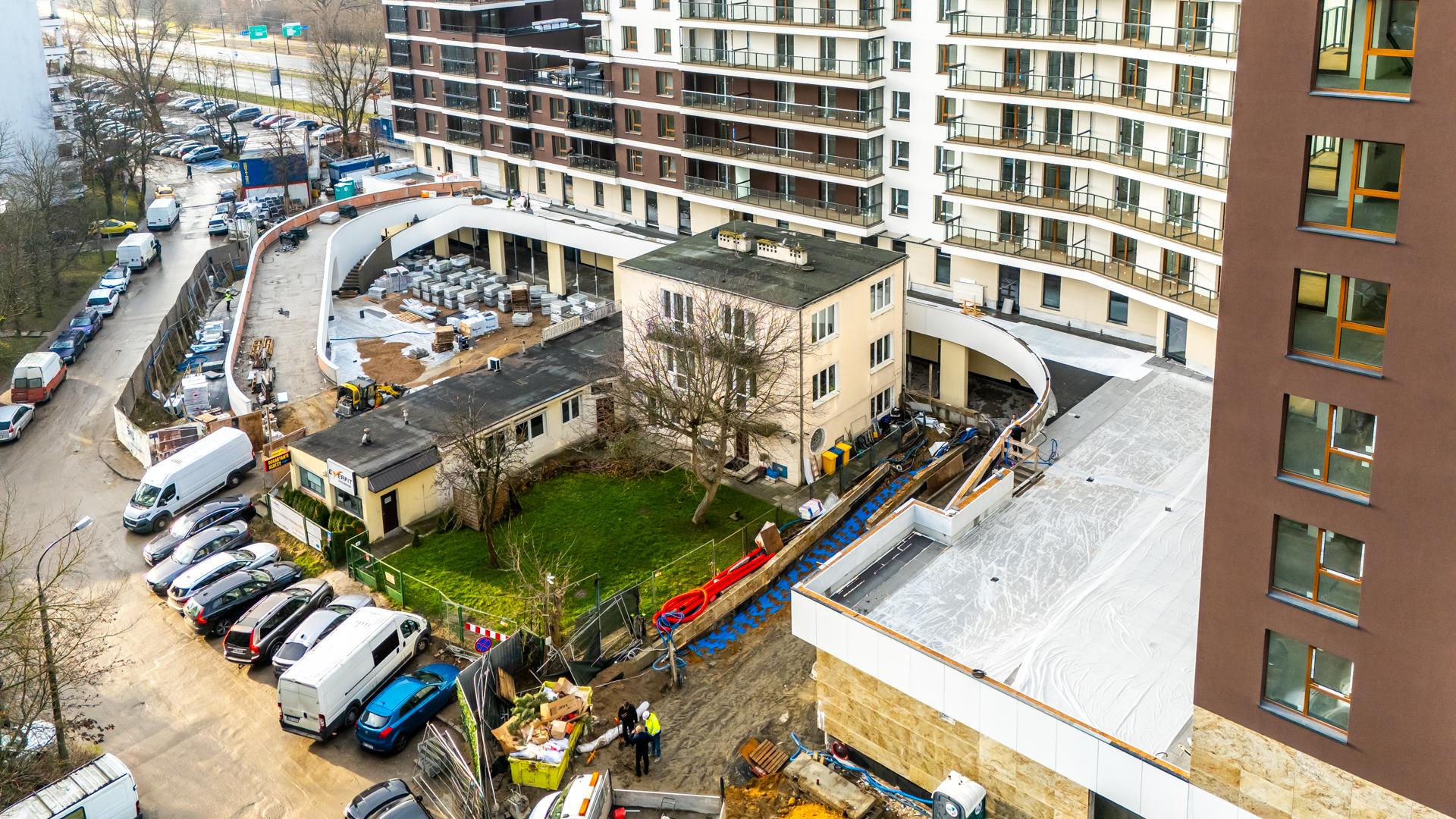 Dom otoczony blokiem przy ul. Bacha 35 w Warszawie