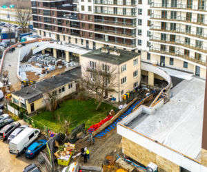 Dom otoczony blokiem przy ul. Bacha 35 w Warszawie