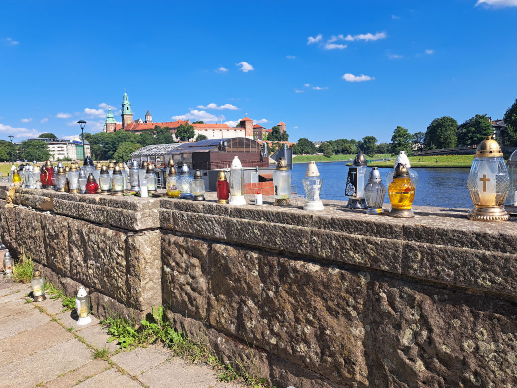 Znicze przy moście Dębnickim w Krakowie. Tutaj tragicznie zmarło w wypadku czterech młodych mężczyzn