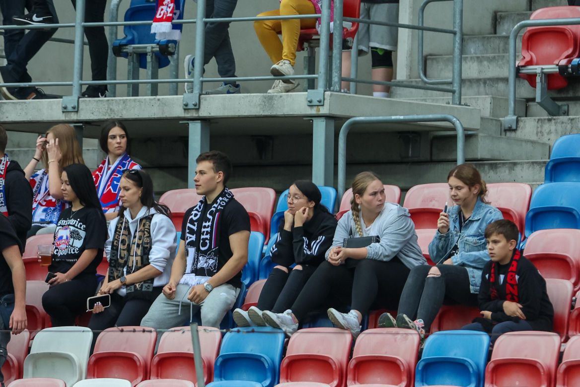 Sportowe emocje na trybunach podczas meczu Górnik Zabrze - Piast Gliwice
