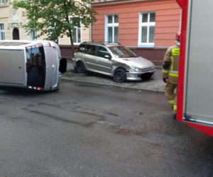 Kolizja na ulicy Śląskiej w Bydgoszczy! Jedno z aut wylądowało na boku [ZDJĘCIA]