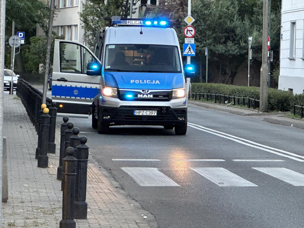 Potrącił autem trzy osoby i zwiał! Seniorka i dwoje dzieci w szpitalu