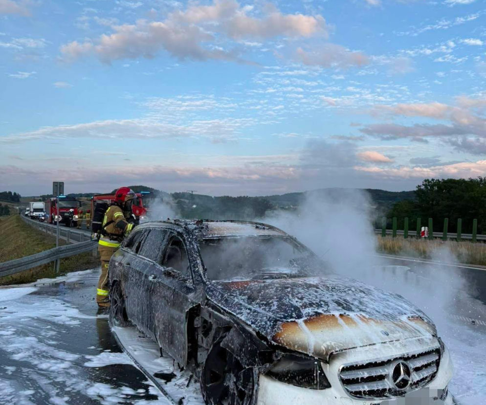 Płonący Mercedes na trasie S3 w kierunku granicy. Droga zablokowana