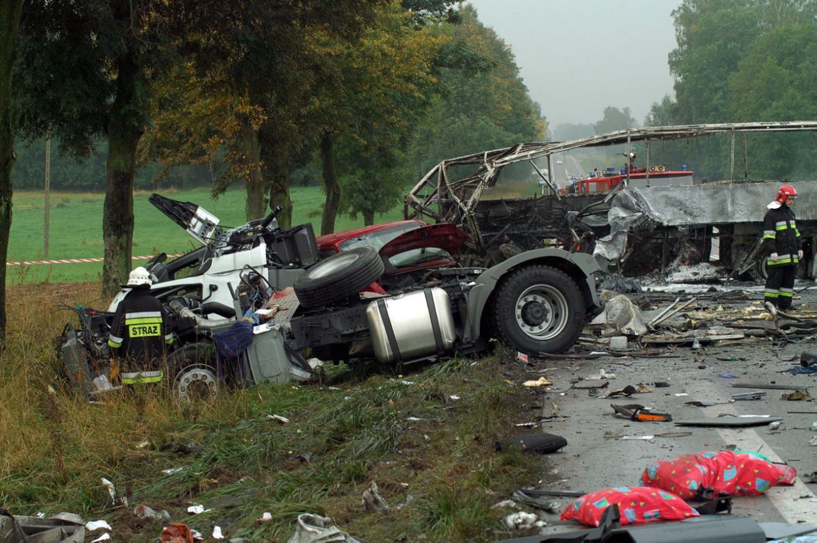 Katastrofa autokaru z maturzystami pod Jeżewem w 2005r.
