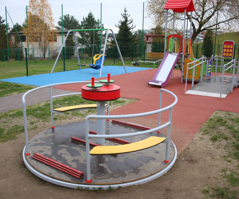 W Kielcach powstał plac zabaw odpowiedni dla niepełnosprawnych dzieci