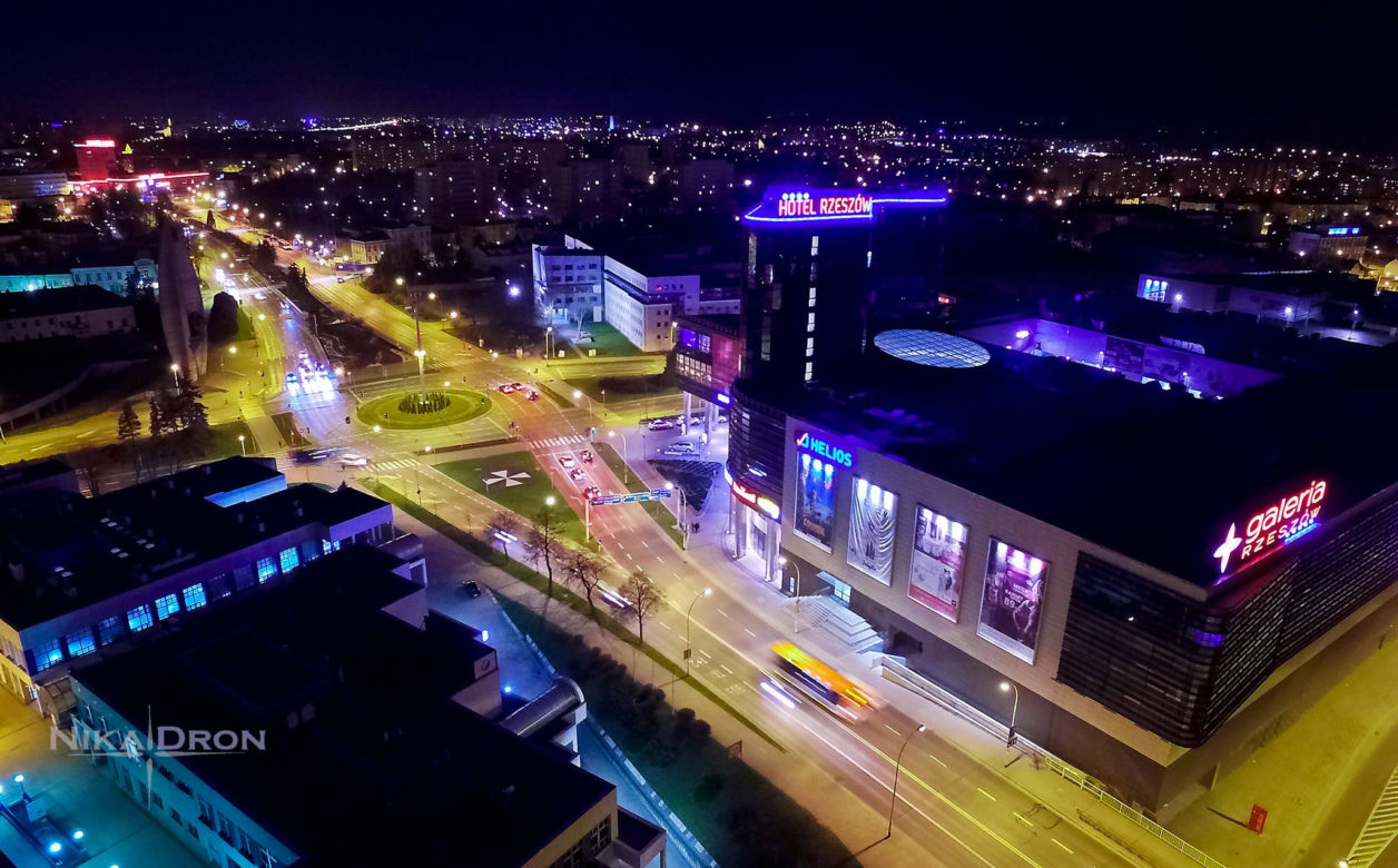 Rzeszów z drona nocą