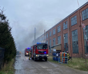 Duży pożar pod Środą Śląska. Ponad 100 strażaków gasi płonącą halę z bateriami   