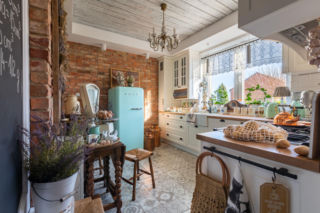 Żegnamy „szpitalną biel”. Trendy, które odmieniają podłogi w naszych kuchniach w 2026 roku