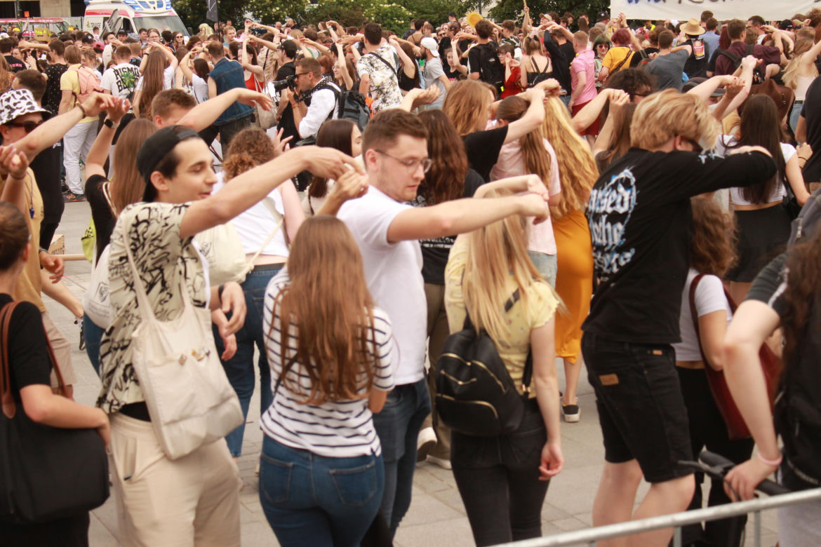 Studenci opanowali Wrocław. Pochód juwenaliowy przeszedł ulicami miasta. Było śpiewająco! [ZDJĘCIA]