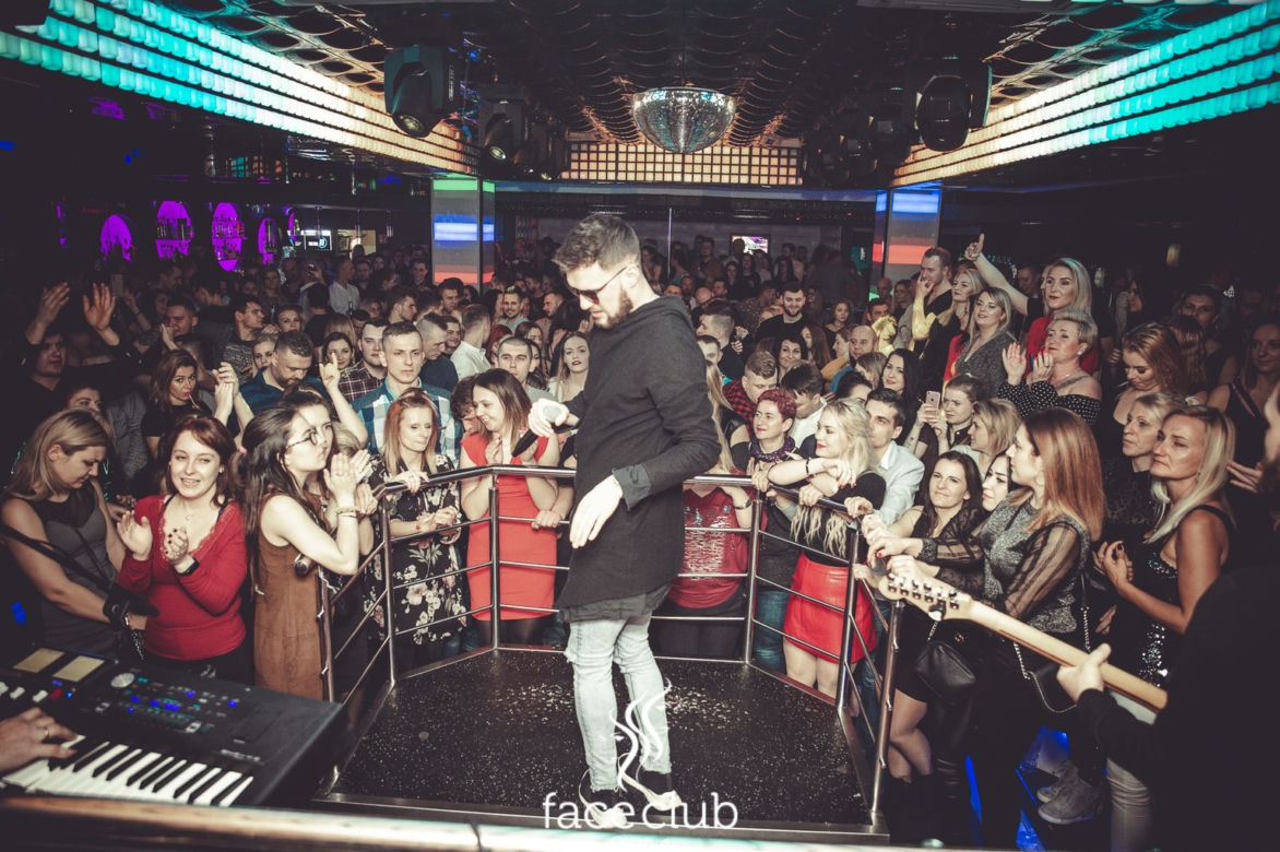 Defis w Face Club. Zdjęcia fanów z wokalistą