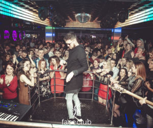 Defis w Face Club. Zdjęcia fanów z wokalistą