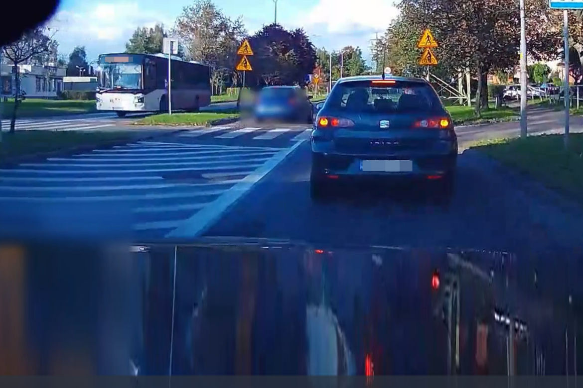 Kierowca zatrzymał się, by przepuścić matkę z wózkiem. Nagle stało się to. Nagranie z kamery jest szokujące