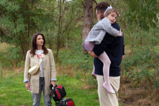 Barwy szczęścia, odc. 3321. Radomir (Łukasz Wójcik), jego żona (Izabela Gwizdak) i jego córka (Emilia Tkach)