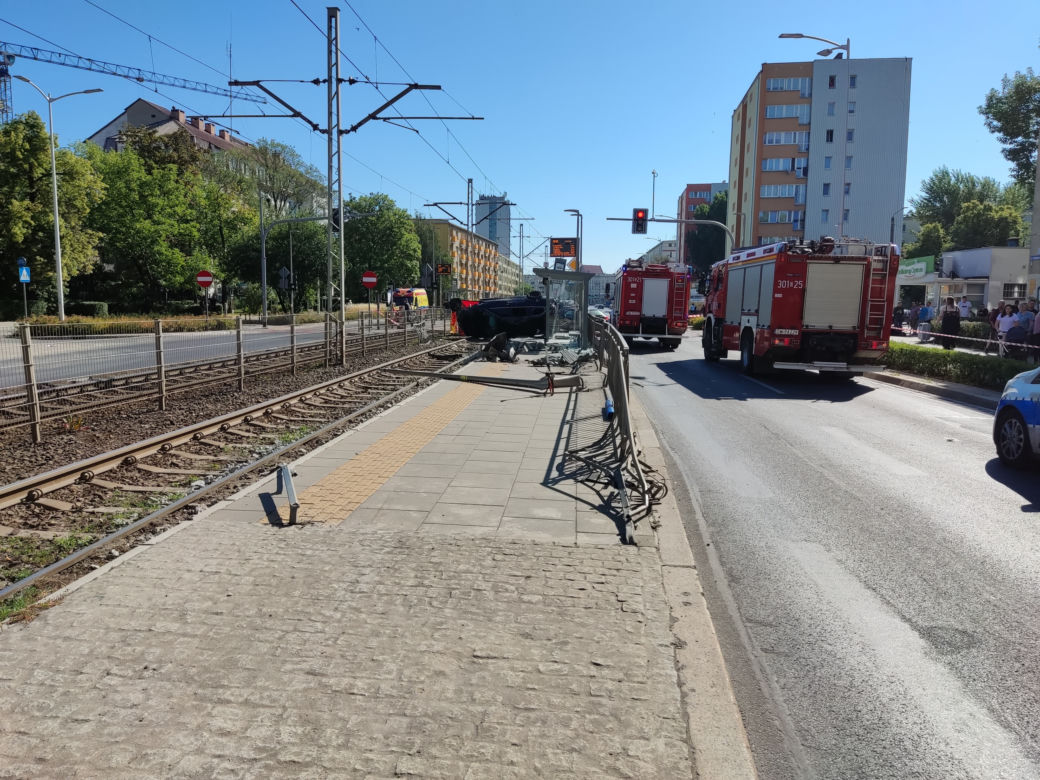 Starszy pan jechał na działkę, BMW zmiotło go z przystanku. Masakra we Wrocławiu