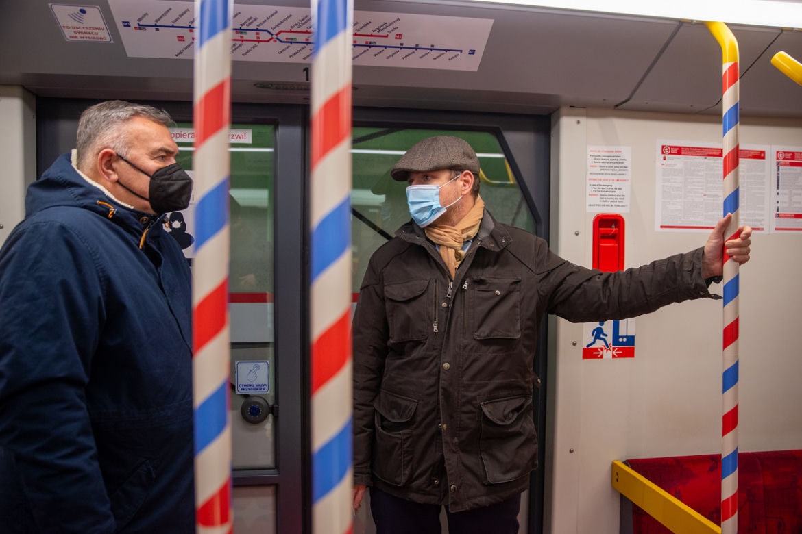 Świąteczne metro, choinka i ozdoby - tak wygląda podświetlona Warszawa 2021! [GALERIA]