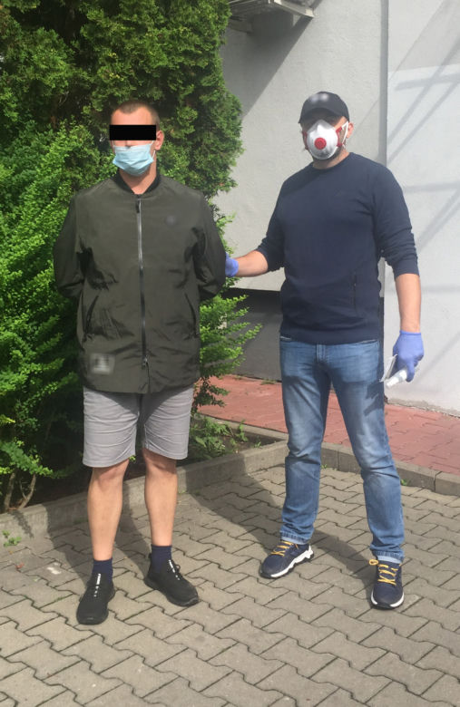 Skakał po samochodach w stolicy