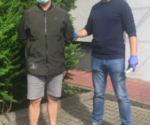 Skakał po samochodach w stolicy