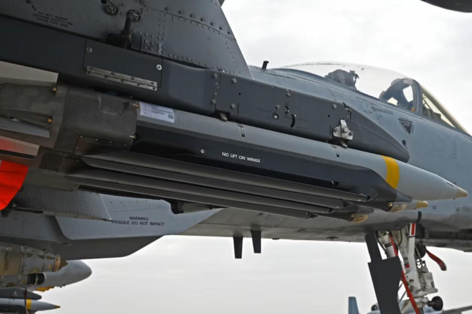 Lekkie bomby SDB pod skrzydłem A-10 Warthog 