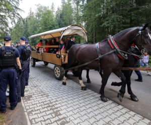 Protesty przeciwko konnemu transportowi nad Morskim Okiem