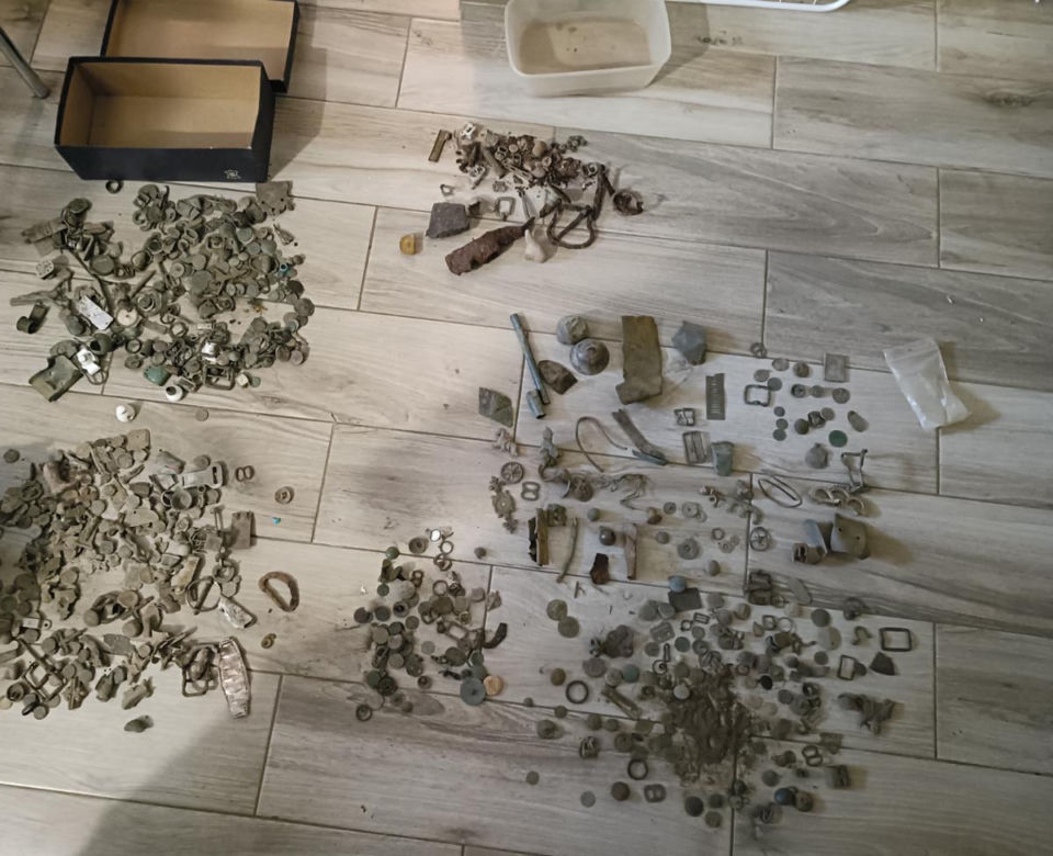Miał w domu konika z brązu z epoki żelaza, nagolennik wojownika, zabytkowe monety. Sam wszystko znalazł pod ziemią i skrzętnie ukrył