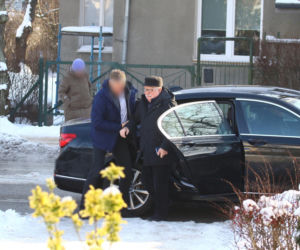 Lech Wałęsa rozdaje autografy