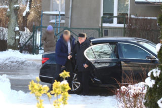 Lech Wałęsa rozdaje autografy