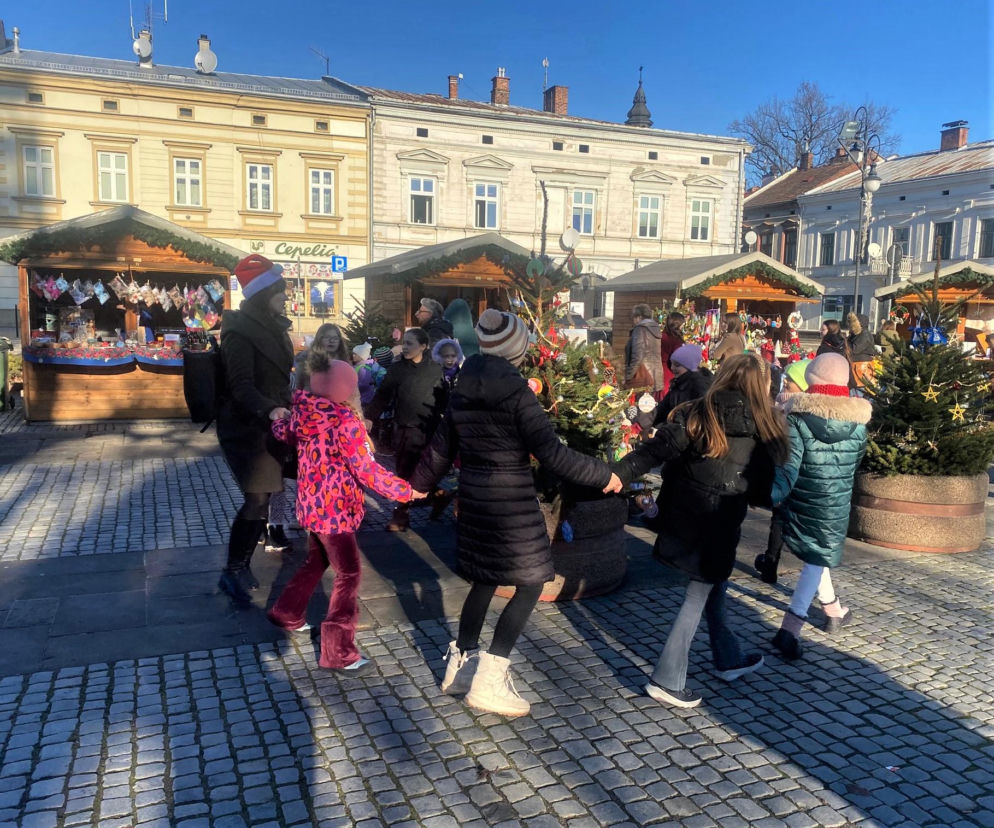 Nowy Sącz w świątecznych barwach.  Ulice przystrojone,  choinki na rynku też!