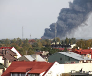 Pożar w Legionowie - ZDJĘCIA: Płonie hala z tworzywami sztucznymi przy ul. Sikorskiego