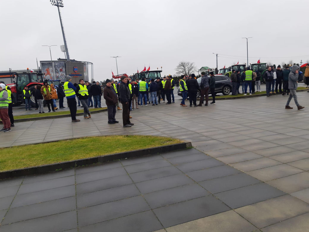 Strajk rolników w Tarnowie. Policja i rolnicy pod stadionem Bruk Betu Termaliki Nieciecza