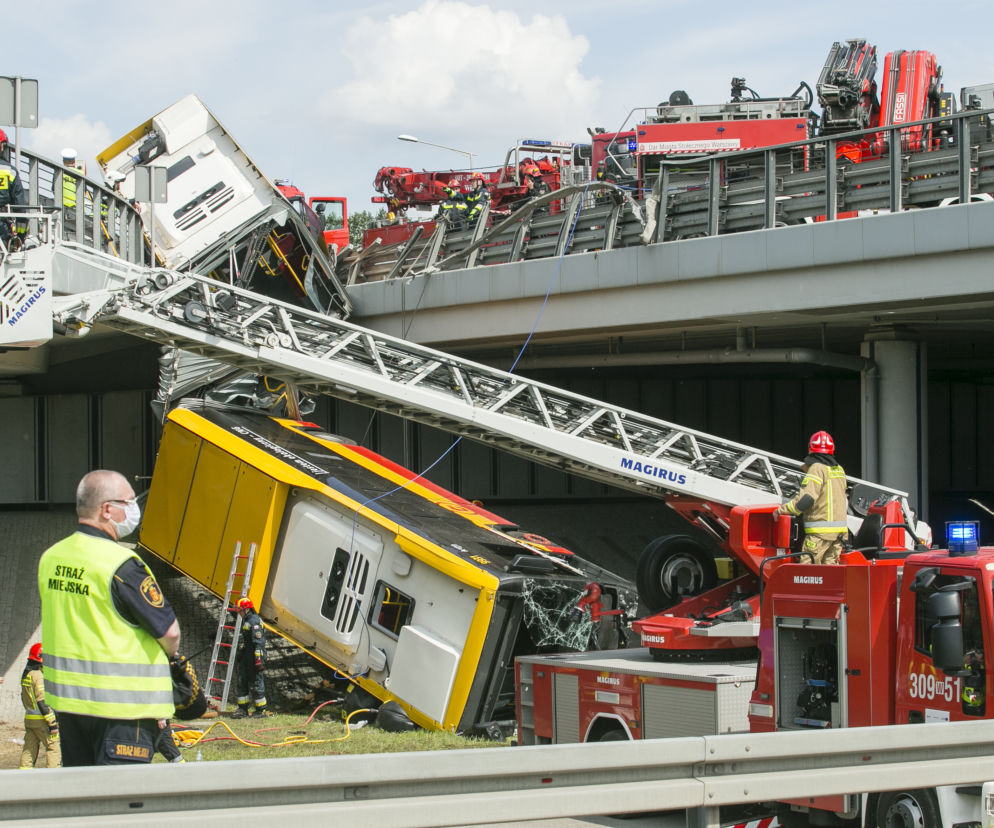 Wypadek autobusu w Warszawie. Jedna osoba zginęła, kierowcy grozi długie więzienie [NOWE FAKTY]