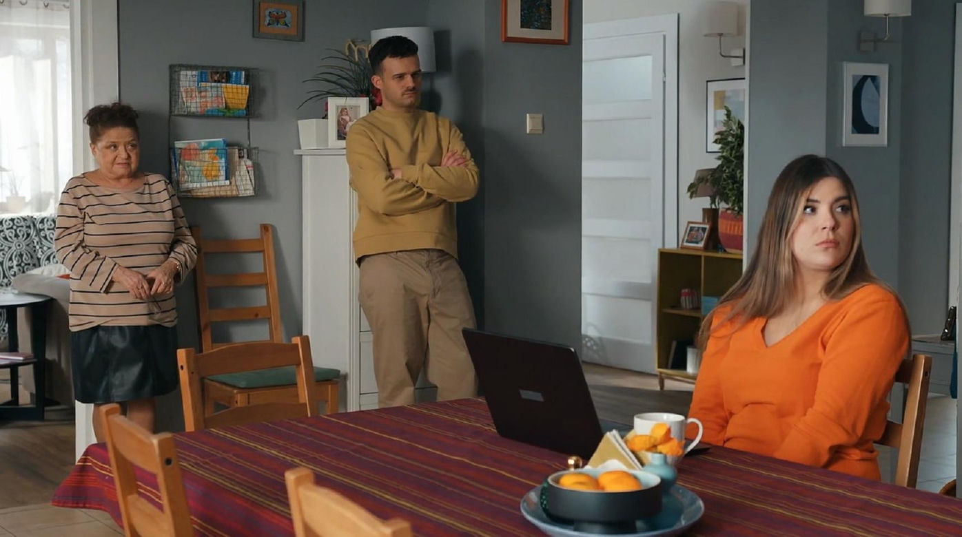 Barwy szczęścia odc. 3380. Lucyna (Grażyna Zielińska), Agata (Natalia Zambrzycka), Ignacy (Olaf Staszkiewicz)