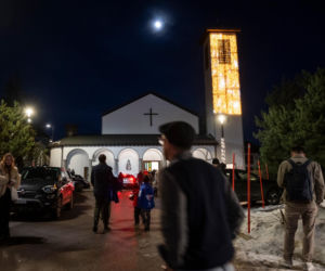 Szwajcaria. Śmiertelny pożar w kurorcie Crans-Montana. Ludzie modlą się za zmarłych i przynoszą kwiaty [ZDJĘCIA].