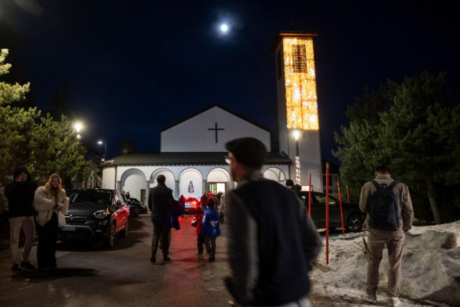 Szwajcaria. Śmiertelny pożar w kurorcie Crans-Montana. Ludzie modlą się za zmarłych i przynoszą kwiaty [ZDJĘCIA].