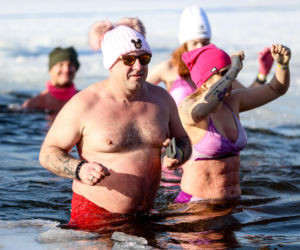 Różowe morsowanie idealne na pomaganie. Trzy Stawy opanowali amatorzy zimnych kąpieli