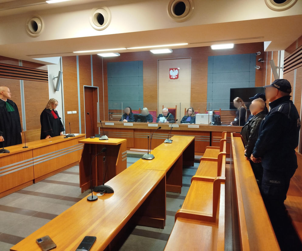 Sędziowie i prawnicy na sali sądowej podczas ogłaszania wyroku. O sprawie Adama Cz. przeczytasz na Eska Siedlce.