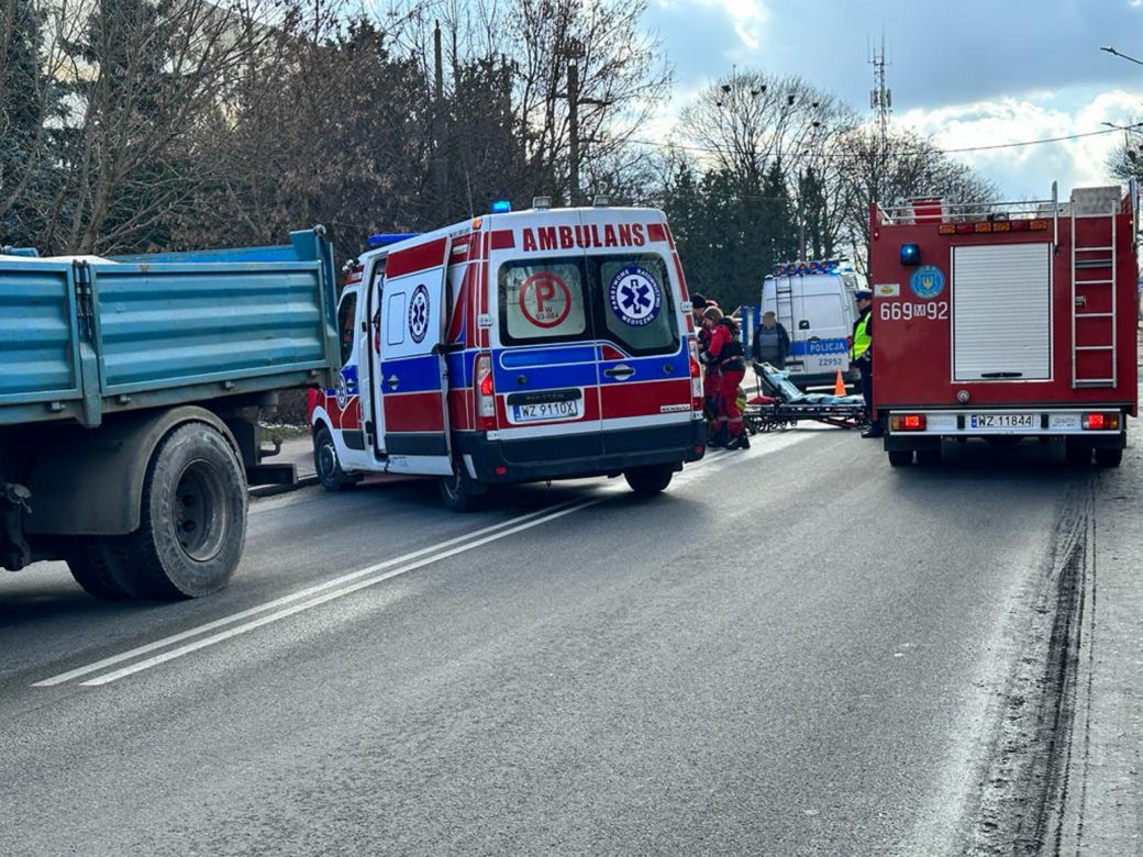 Tragedia w Błoniu. 15-latka wpadła pod ciężarówkę. Lądował śmigłowiec LPR