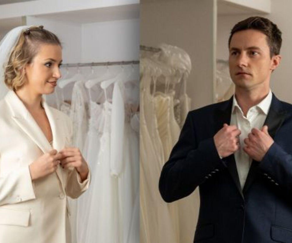 Paulina Zwierz jako Britney w ślubnym welonie i beżowym żakiecie oraz Adam Turczyk jako Alek w granatowym garniturze przymierzający stroje w salonie. Aktorzy serialu Na sygnale szykują się do ślubu, o czym więcej przeczytasz na Super Seriale.