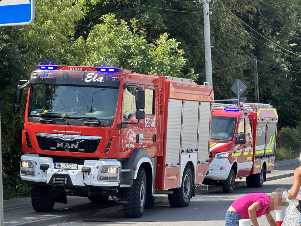 Tragedia w Kobyłce. Pieszy nie żyje, wpadł pod pociąg. 200 osób ewakuowanych	