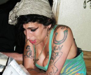 Amy Winehouse śpiewa w barze hotelowym