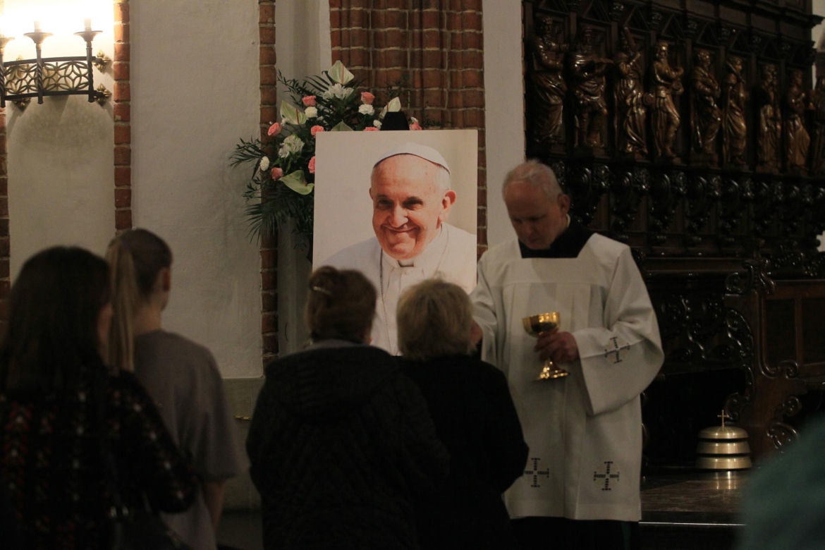 Msza święta w Warszawie za zmarłego papieża Franciszka. Archidiecezja warszawska podała nową datę