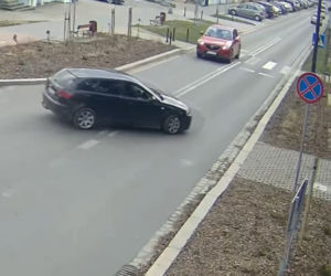 Uderzył w latarnię, ta spadła obok idącej chodnikiem rodziny. Chwile grozy w Zgorzelcu