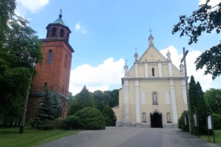 To jedno z najpiękniejszych miast w woj. łódzkim. Rośnie w nim dąb, pod którym miał odpoczywać Napoleon