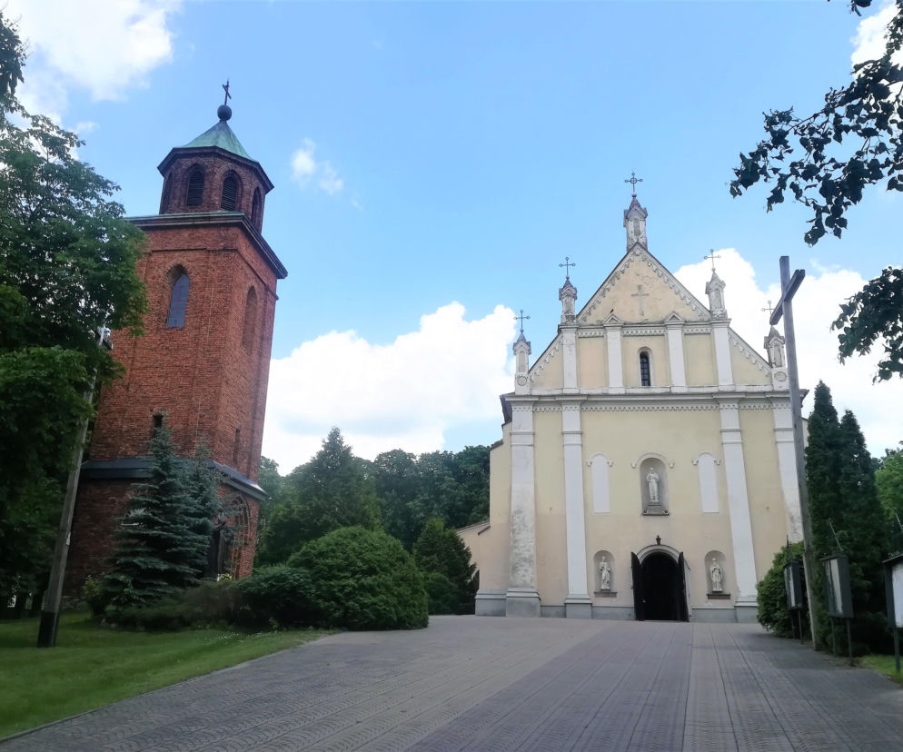 To jedno z najpiękniejszych miast w woj. łódzkim. Rośnie w nim dąb, pod którym miał odpoczywać Napoleon
